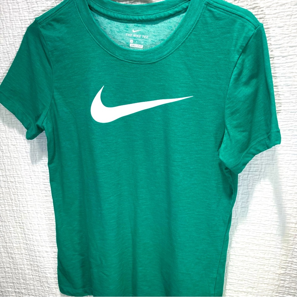 The Nike Tee; Green - Picture 4 of 9